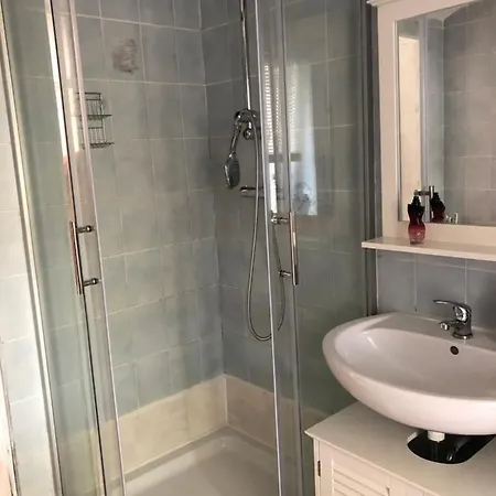 Ferienwohnung Mit 2 Schlafzimmern, Ideal Fuer Handwerker, Geschaeftsreisende, Tagestouristen *